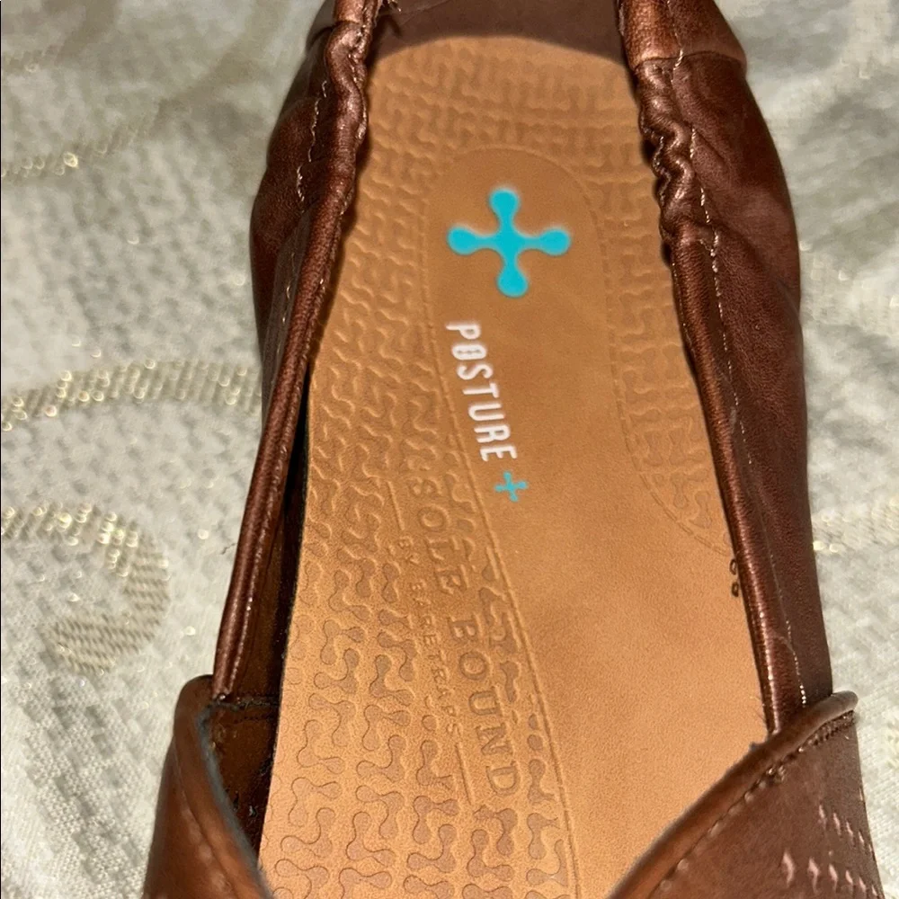 CLEARANCE !!Bare Traps “Sole Bound” Brown Perforated Leather Slip-On Loafers. - Picture 2 of 7